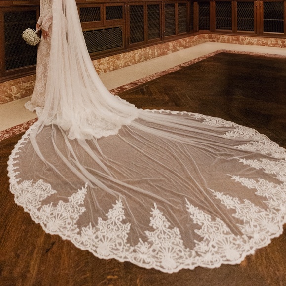 Bride Veil - Picture 2 of 3